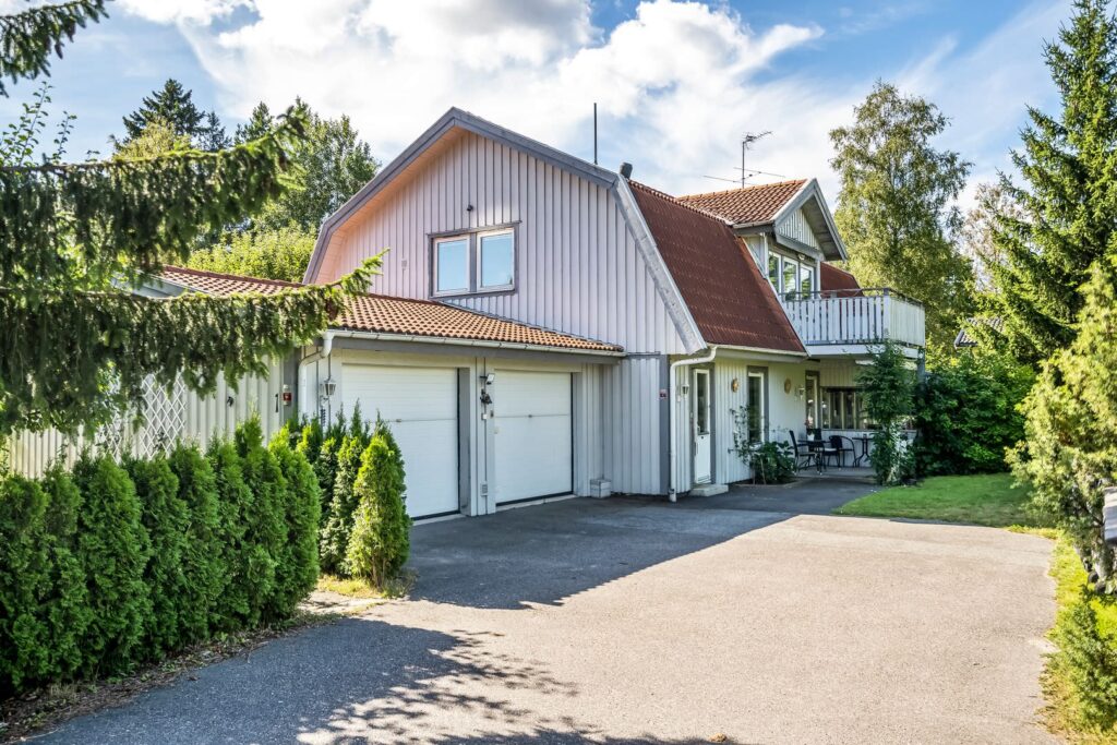 17. Asfaltering till Garageinfart