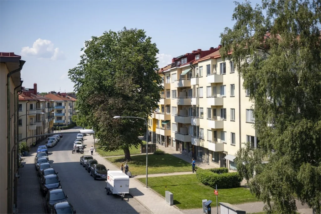 5. Stenlaggning marksten till Uppfart till BRF Hasselby Gard
