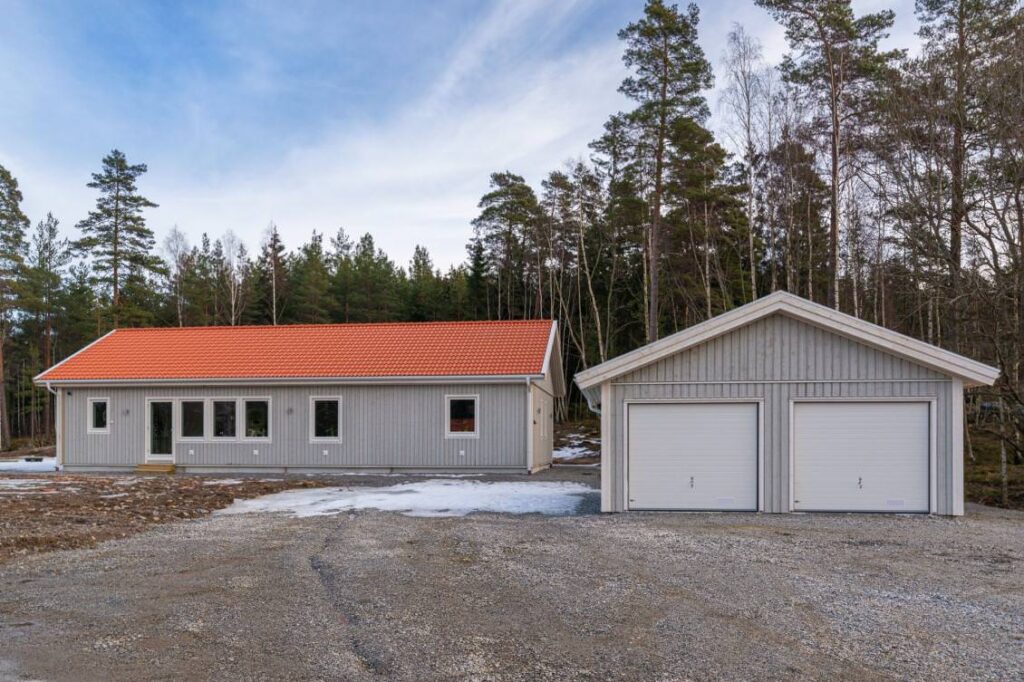 7. Plattsattning garageuppfart runtom hus Hasselby Gard Vinsta