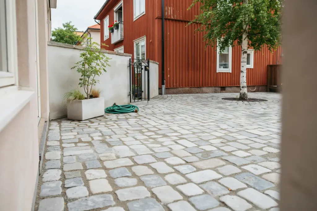 oml ggning av sm gatsten p g rdsplan i tensta sp nga