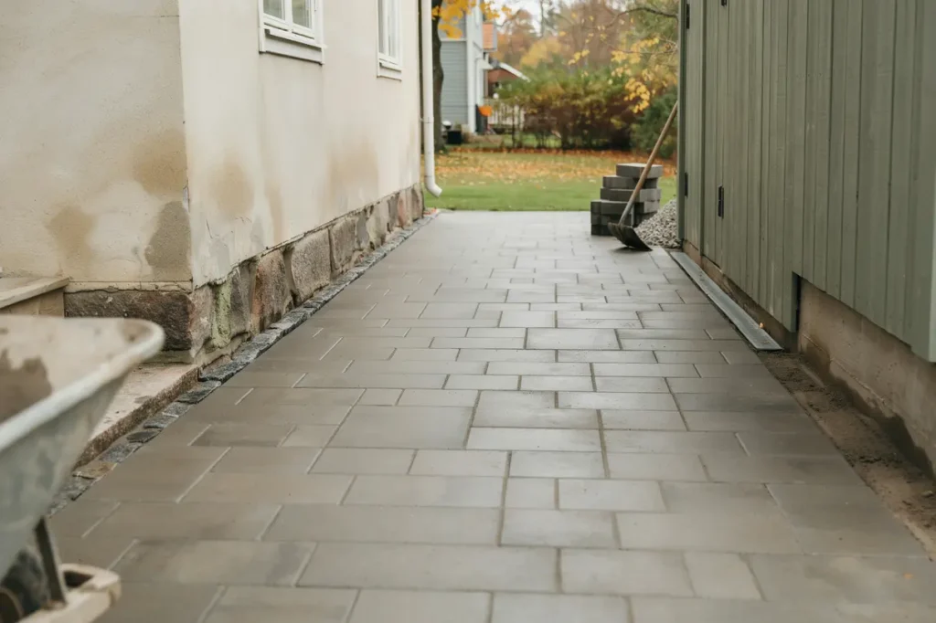 marksten mellan hus och garage s l ser du dr nering lutning och slitstyrka p en utsatt passage