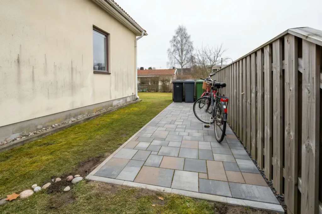 marksten f r sopk rl och cykelparkering praktiska ytor som h ller ordning vid huset