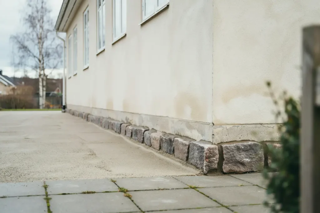 marksten vid fasaden s skyddar du sockeln och f r en h llbar yta n rmast huset